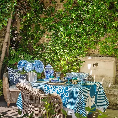 Le Clos De *